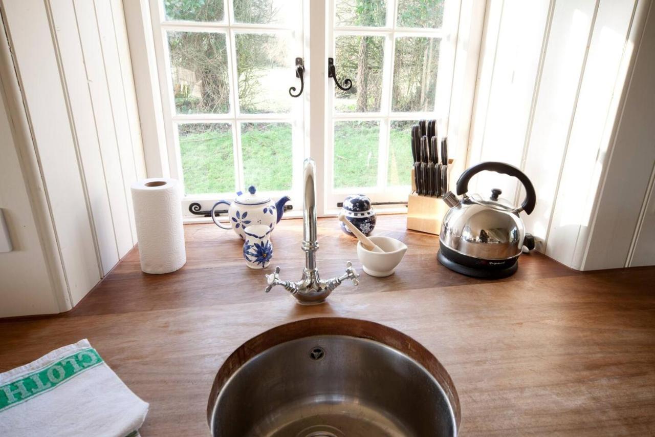 The Lodge: Adorable, Romantic Thatched Cottage Freshwater Buitenkant foto