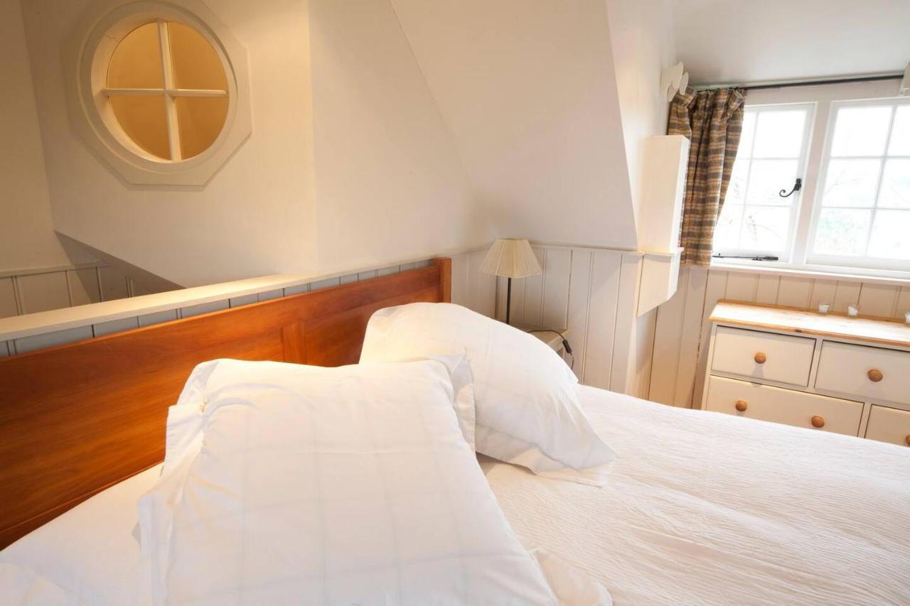 The Lodge: Adorable, Romantic Thatched Cottage Freshwater Buitenkant foto