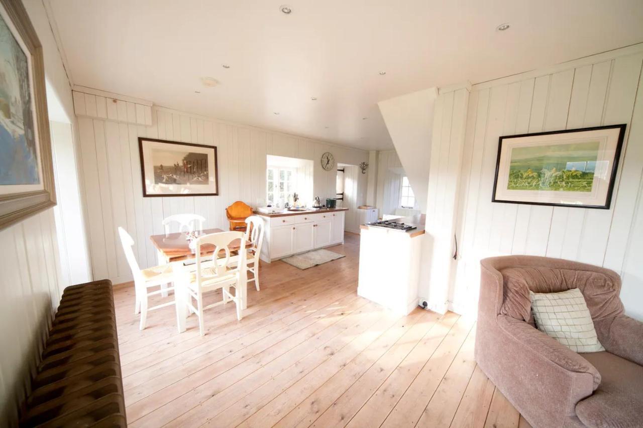 The Lodge: Adorable, Romantic Thatched Cottage Freshwater Buitenkant foto